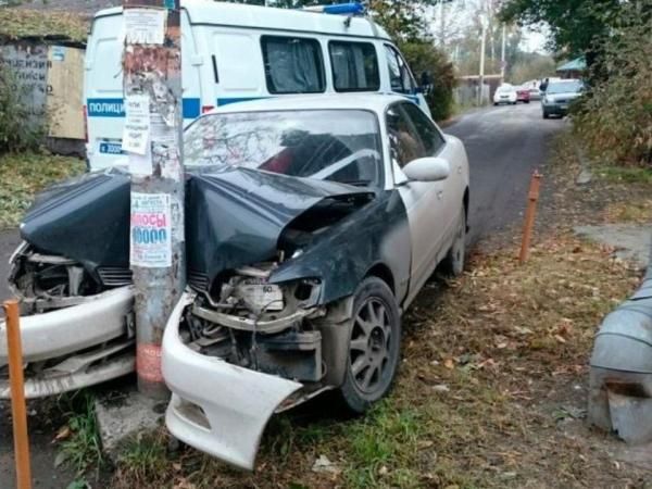 Во Владикавказе иномарка врезалась в придорожный столб, два человека пострадали